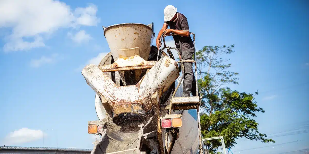 Concrete working rinsing concrete truck chute